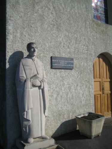 au cimetière, statue du Saint Père Eymard