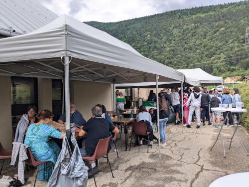 La buvette est ouverte, les pizzas cuites, bon appétit!